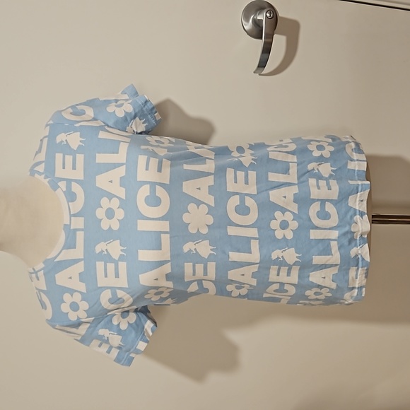Alice In Wonderland repeating text DISNEY short sleeve graphic tee Small EUC - Picture 4 of 7